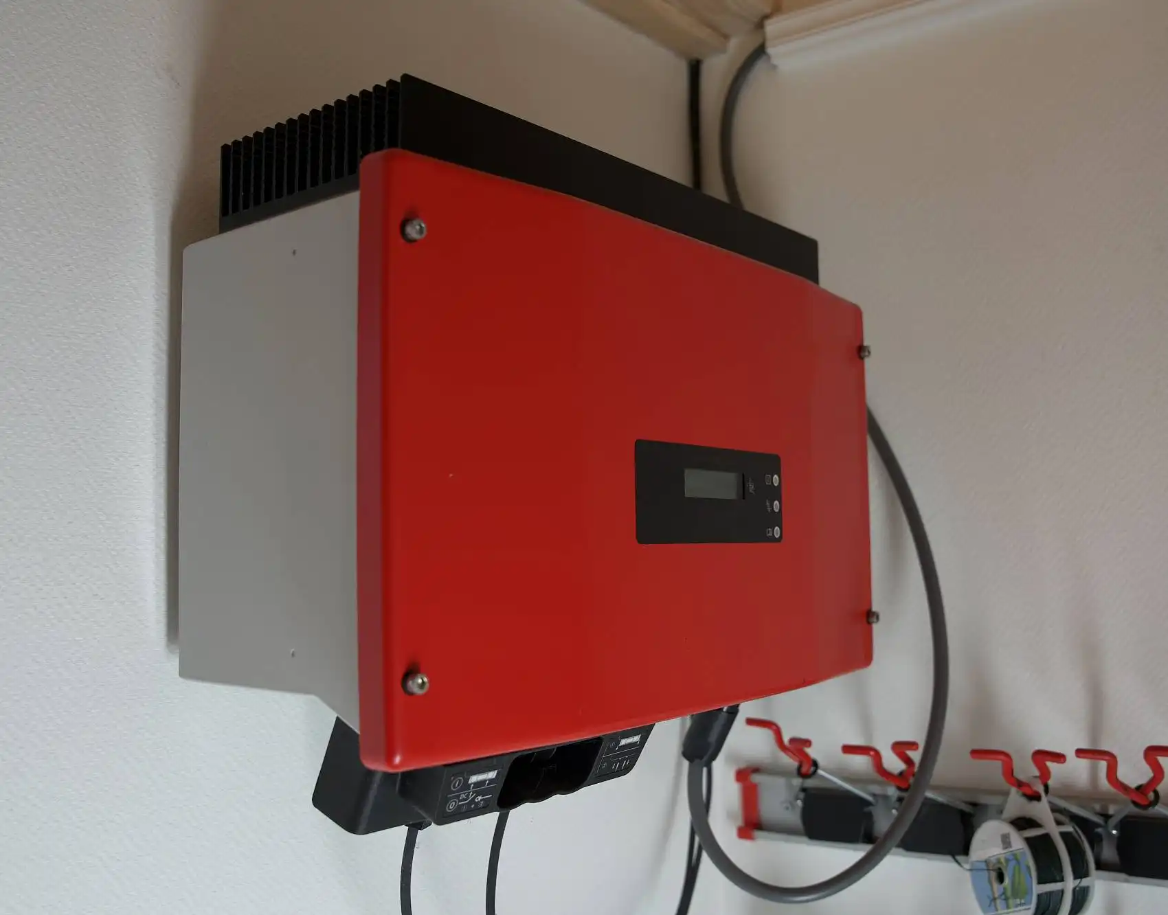 A functioning solar inverter