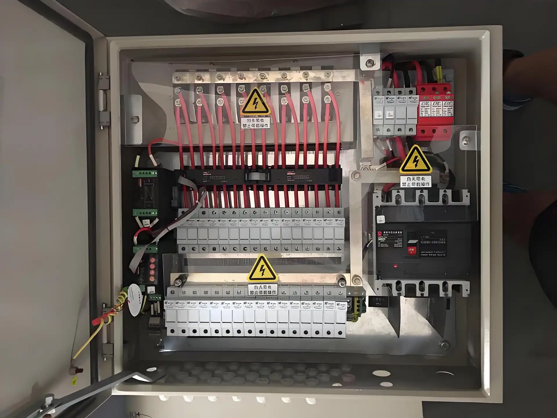 Plastic shell circuit breaker installed inside the distribution box
